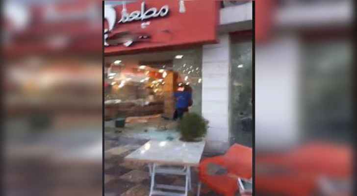 بالفيديو: العشرات يقتحمون مطعم "شاورما" باربد بالسيوف والأدوات الحادة وتحطيم كافة محتوياته