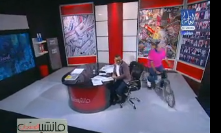 بالفيديو ..   كفيف يقود دراجة نارية داخل استوديو تلفزيوني