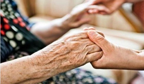 "أفضل طريقة" لخفض شعور كبار السن بالوحدة