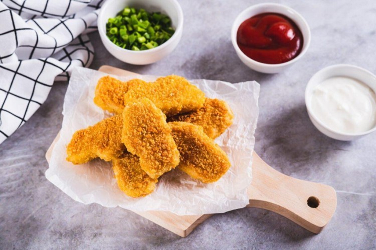 قطع دجاج مقلية بالهواء مع رقائق الذرة