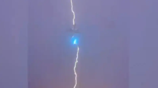 مشهد مذهل ..  صاعقة تضرب قلب طائرة في الجو فتترنح
