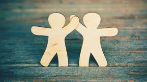 أشعر أنني غريب بين أصدقائي  ..  ماذا افعل؟