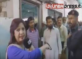 بالفيديو: شرطي باكستاني يصفع صحافية أصرت على أداء عملها