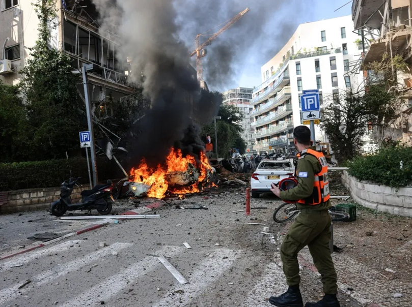 صاروخ عنقودي يُلحق إصابات عديدة بعد سقوطه في مناطق وسط "تل أبيب"