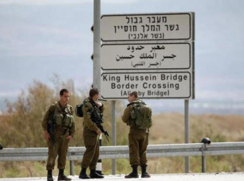 شاب فلسطيني عائد من الاردن يحاول خنق جندي اسرائيلي في جسر الملك حسين "تفاصيل "