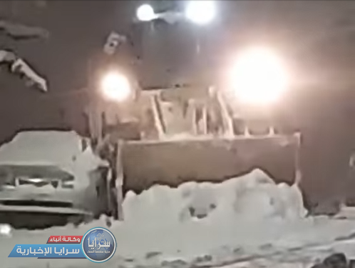 بالفيديو  ..  انزلاق "جرافة" في العاصمة عمان اثناء ازالتها للثلوج المتراكمة 