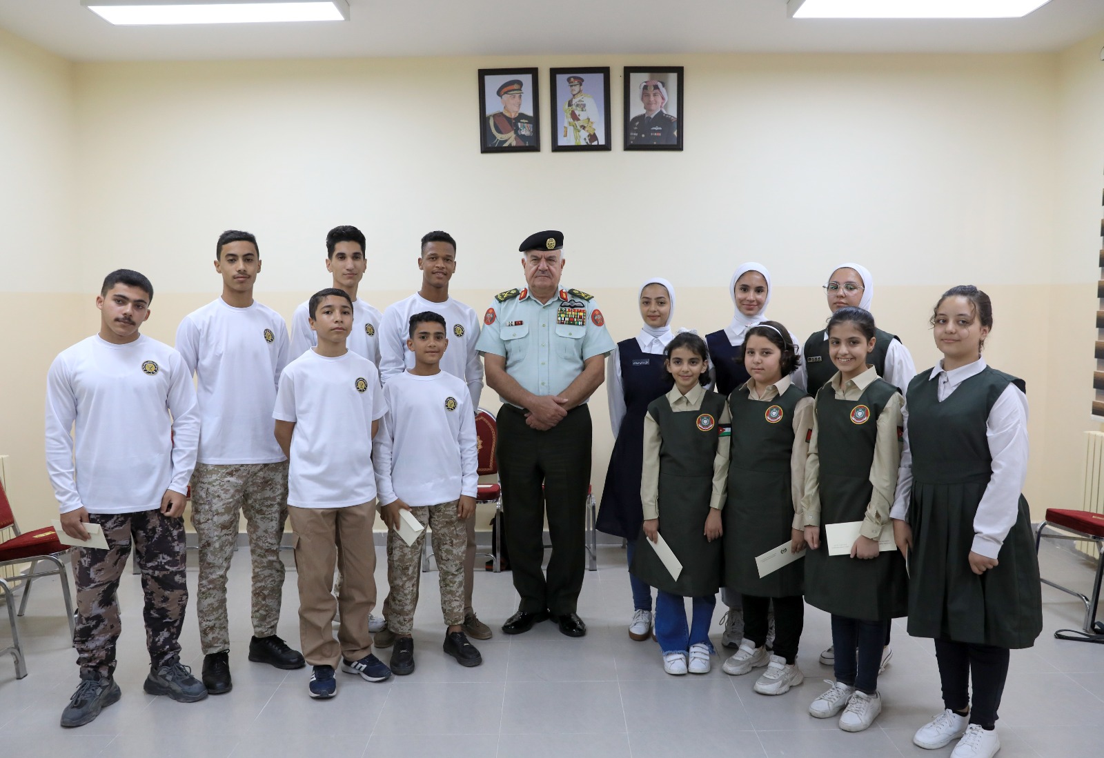 رئيس هيئة الأركان المشتركة يفتتح مدرسة باب الواد الأساسية للبنين في طبربور 