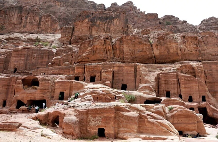 قصة حب في غار بالبتراء! 