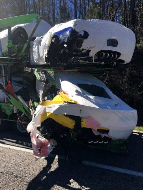 بالصور .. حادث شاحنة تحمل سيارات كورفيت جديدة يتسبب في تحطمها