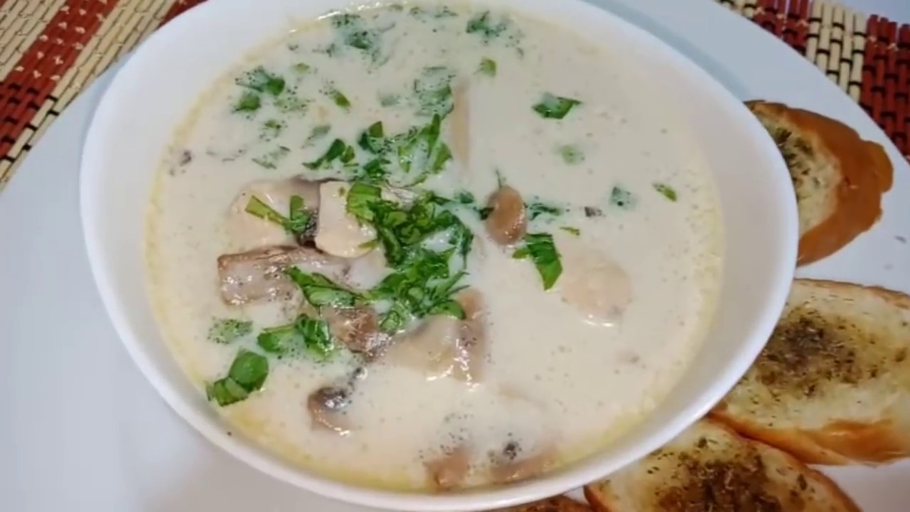شوربة كريمة الدجاج بالمشروم