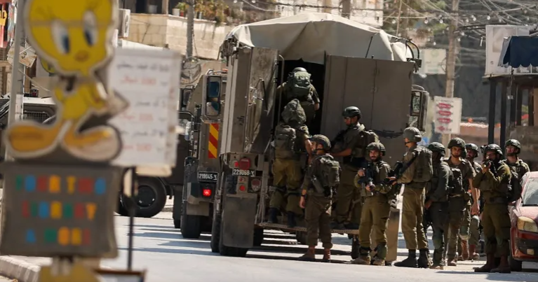 الاحتلال يوسع اقتحاماته بالضفة ويجبر فلسطينيين على هدم منازلهم