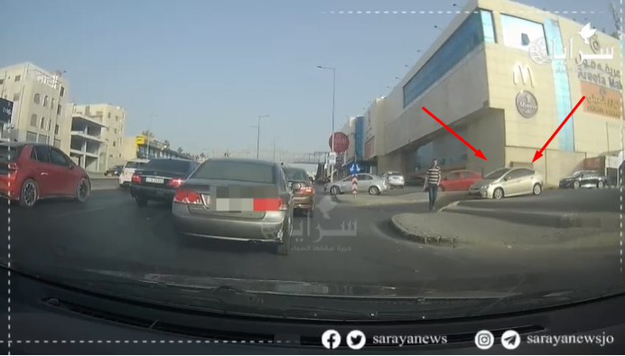 شاهد بالفيديو ما فعله سائق مركبة بالقرب من عريفة مول بالعاصمة عمّان 