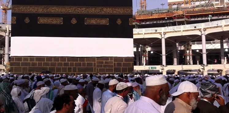 هل تنهي السعودية احتكار 6 مؤسسات عائلية مكيّة لمهنة الطوافة منذ 500 عام؟