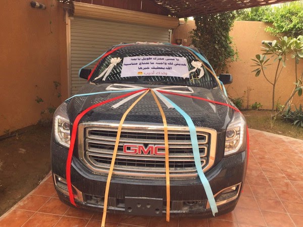 بالصور  ..  شاب سعودي يهدي والدته سيارة في عيد الأم