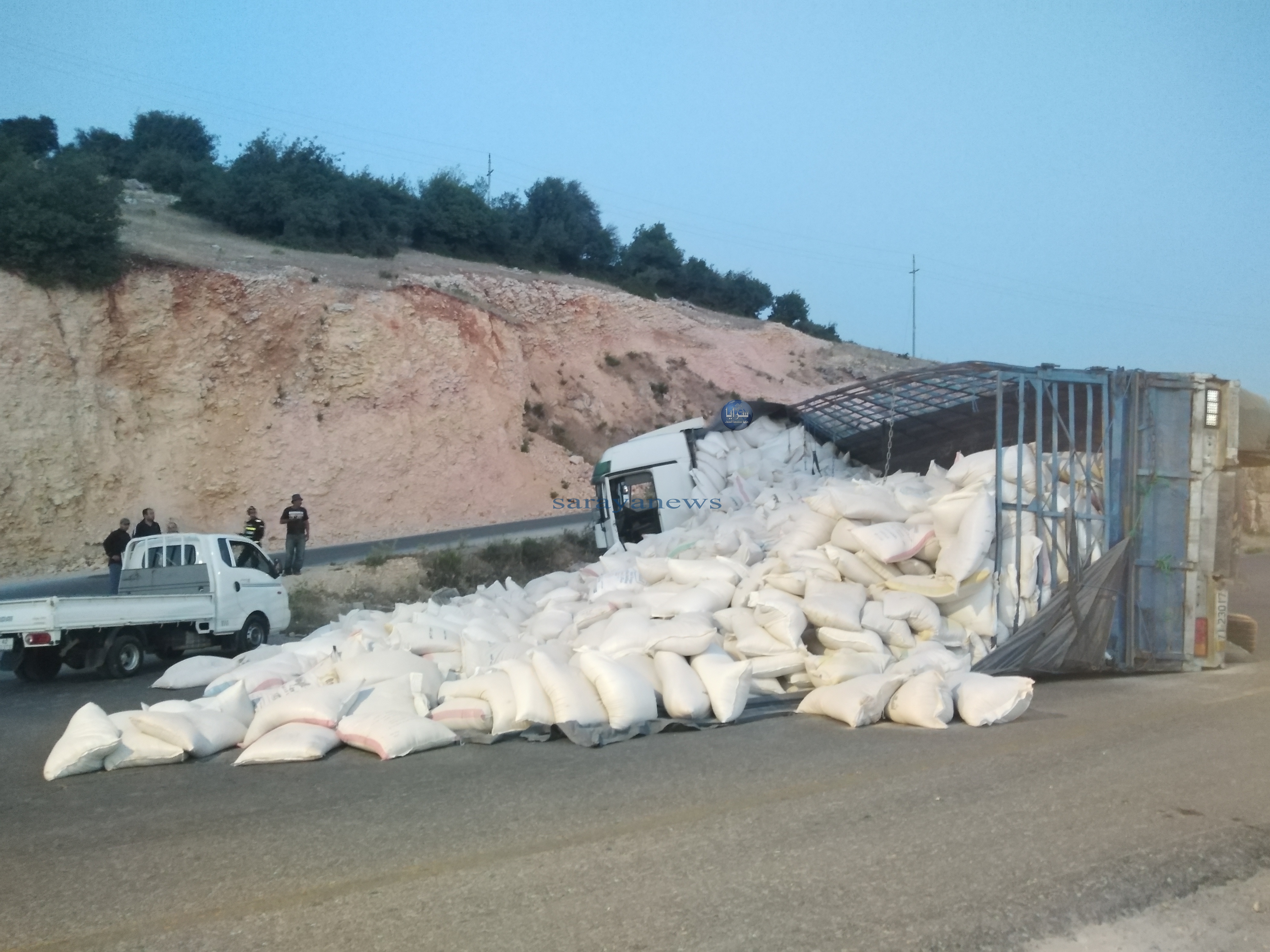 بالصور ..  انقلاب شاحنة محملة بالنخاله بعنجرة