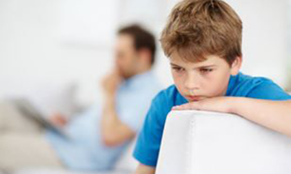 لا أحب أخذ شيء من والدي لشعوري بأنه يهملني، فما توجيهكم؟
