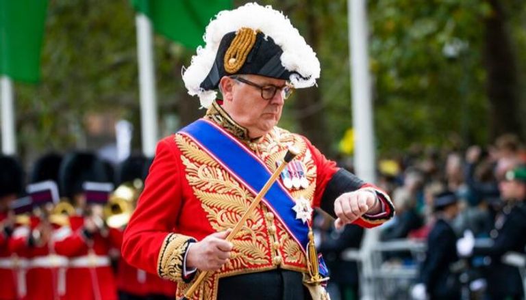 تجنب «كوميديا من الأخطاء» ..  كشف هوية منقذ جنازة الملكة إليزابيث