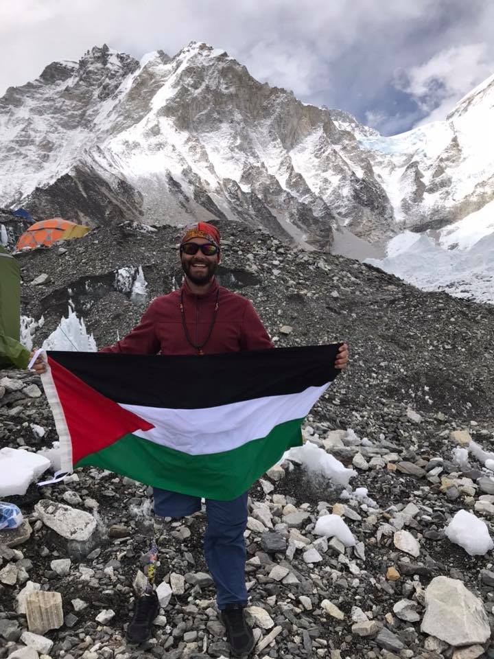 بالصور  ..  رياضي اردني "بطرف صناعي" يتسلق قمة ايفرست دعما للشعب الفلسطيني 