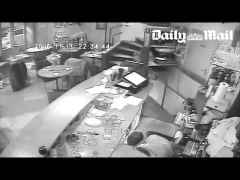 بالفيديو  ..  كاميرات مراقبة تظهر اللحظات الأولى للهجوم الإرهابي على مطعم في باريس