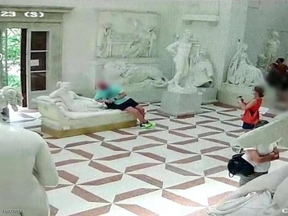 أتلف تمثالا عمره 200 عام من أجل صورة
