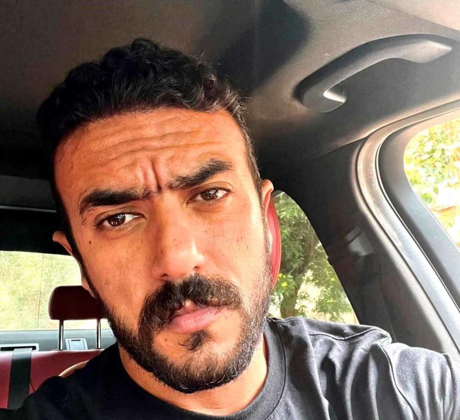 أحمد العوضي يرد على انتقادات ظهوره مع عامل النظافة: مش محتاج شهرة