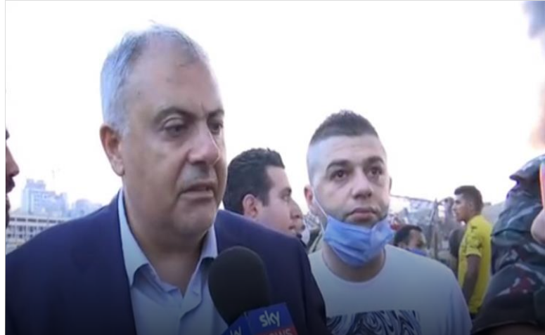 محافظ بيروت يدخل في نوبة بكاء أثناء حديثه عن رجال إطفاء فقدوا بانفجار بيروت (فيديو)