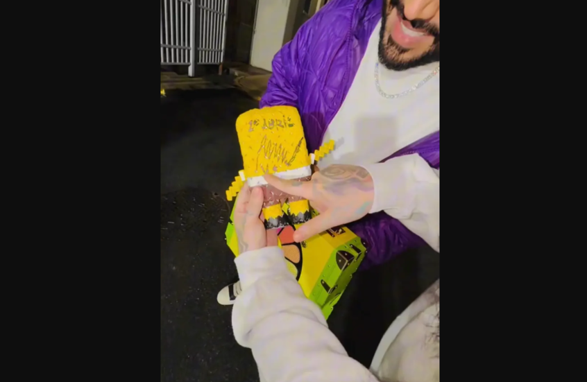 مغني راب أمريكي يتباهى بدمية وقع عليها مادورو في سجن نيويورك