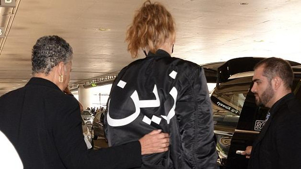 من هو "زين" المنقوش اسمه على سترة جيجي حديد؟