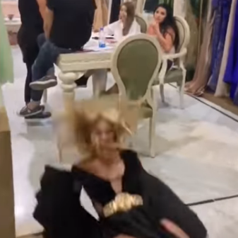 بالفيديو  .. سقوط عنيف لدومينيك حوراني ونقلها إلى المستشفى للعلاج