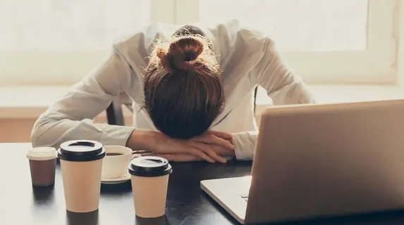 العلم يؤكد: الحرمان من النوم يدمر خلايا الدماغ