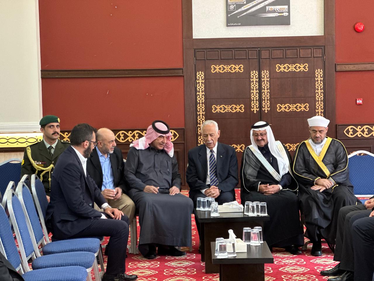 مندوبا عن الملك وولي العهد .. العيسوي يعزي عشيرة السرور