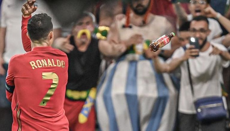 بالفيديو والصور  ..  الجمهور يلاحق رونالدو بزجاجات كوكاكولا