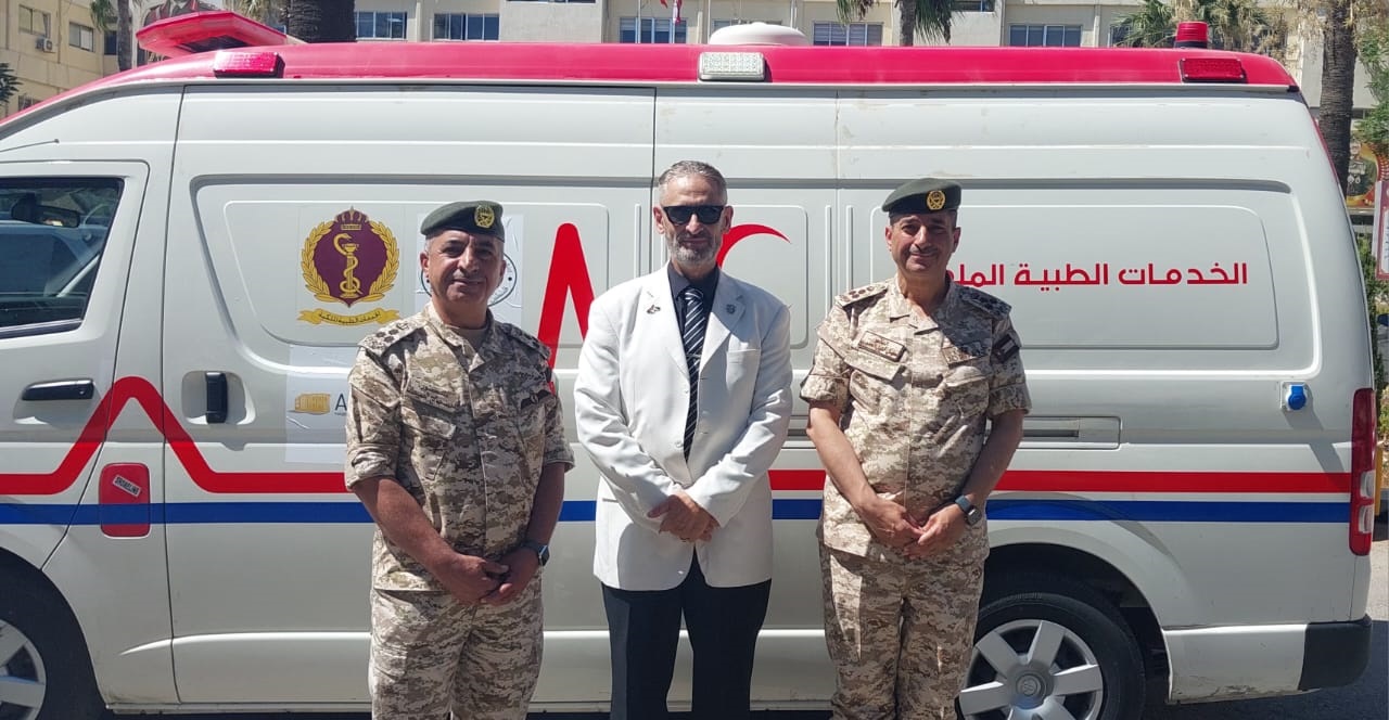 القوات المسلحة تتسلم سيارات إسعاف من منظمة "خِدمت" الباكستانية الإغاثية الإنسانية لصالح المرضى والمصابين في غزة