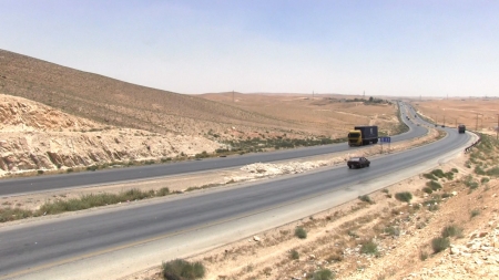 الدوريات الخارجية: الزام مركبات الشحن بالمسرب الأيمن على الصحراوي .. ومنع صهاريج النفط من عبوره
