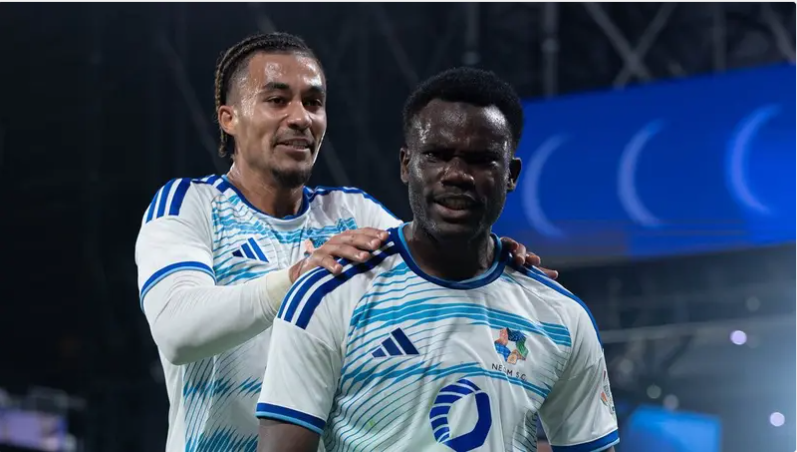 نيوم يسقط الهلال بثنائية وينهي صموده في الدوري