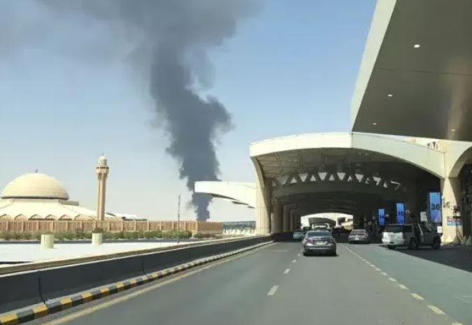 رويترز: تصاعد دخان قرب مطار الرياض بالسعودية