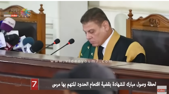 بالفيديو :لحظة وصول مبارك للشهادة بقضية اقتحام الحدود المتهم بها مرسى