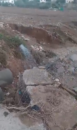 شكاوى من ضياع كميات ضخمة من المياه في "سمرا الكرك" جراء كسر بخط رئيسي  ..  فيديو 