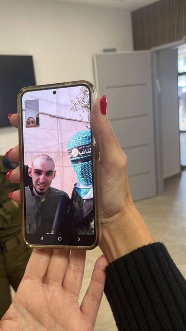 القسام تسمح للأسرى "الإسرائيليين" بالتواصل مع عائلاتهم قبل الإفراج عنهم