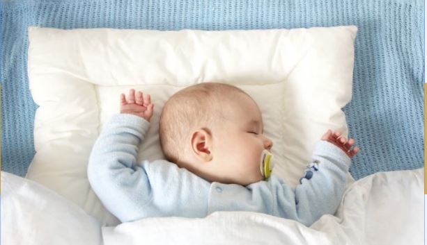  نوم الرضيع على الوسادة قبل عمر سنتين قد يتسبب بالموت المفاجأ ..  تفاصيل 