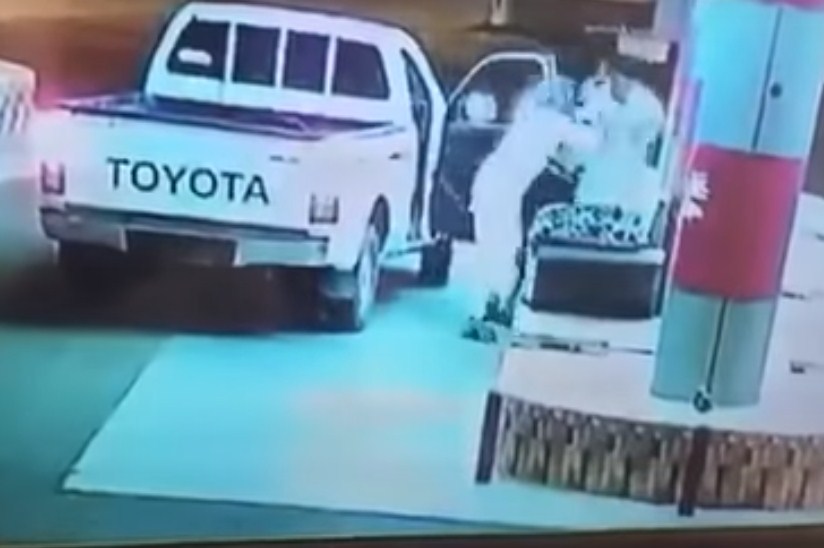 بالفيديو  ..  لصوص يختطفون عامل محطة وقود لسرقة الاموال التي معه بالسعودية