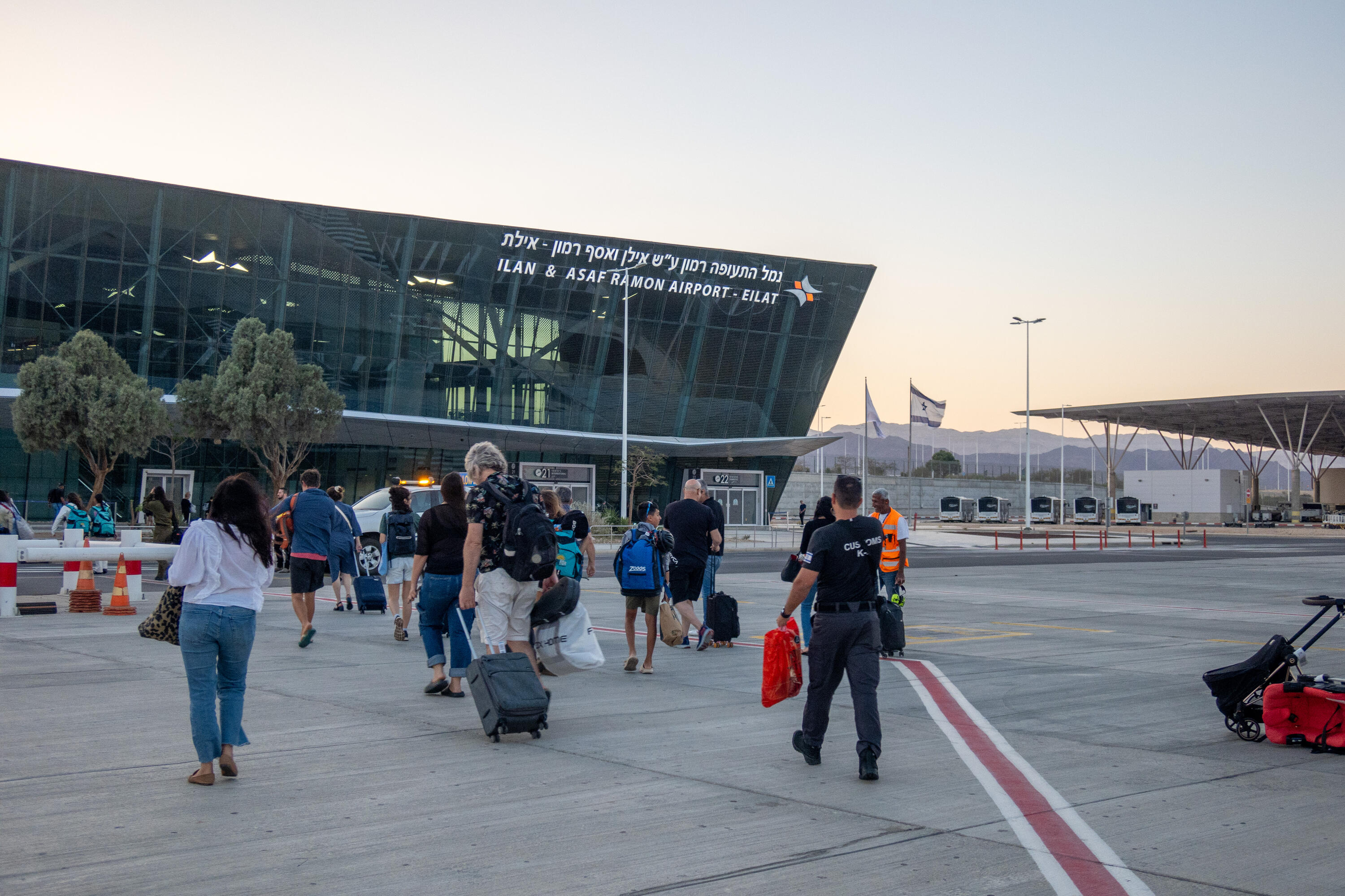 جمعيّة مشبوهة تهجّر غزيين عبر مطار رامون  ..  ما قصتها ؟