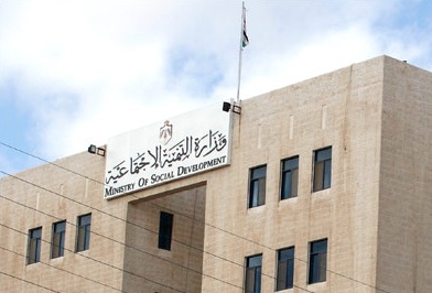 بعد نشر سرايا  .. التنمية تستجيب لعائلة فقيرة تعرض منزلها لحريق وتقدم المساعدة لها