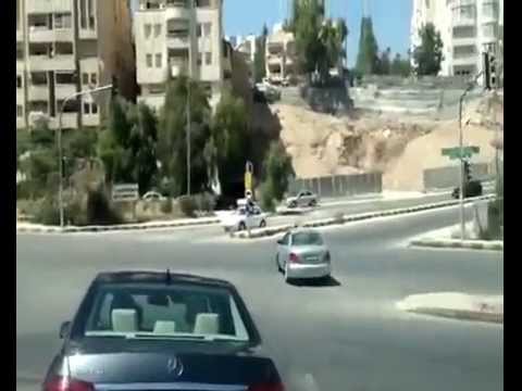 مركبة حكومية تسير بعكس الاتجاه بشارع وادي عبدون