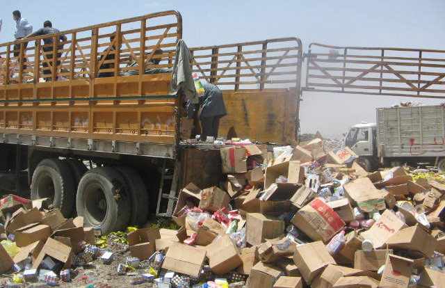 اتلاف 3360 طنا من المواد الغذائية غير الصالحة للاستهلاك في عمان