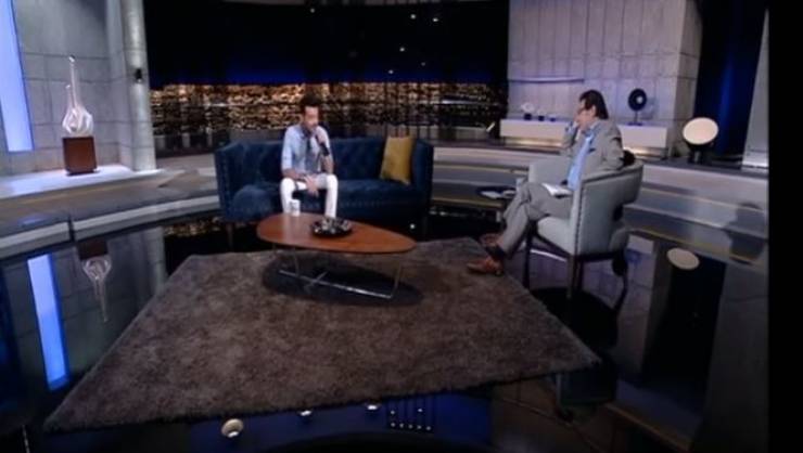 فيديو :  لحظة إنهيار نجم مصري على الهواء بسبب أمه .. !