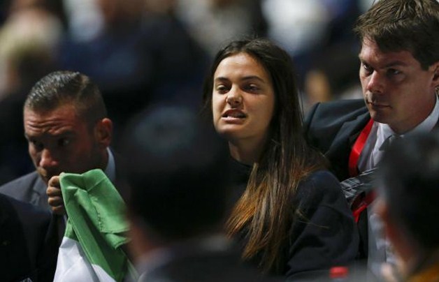 بالصور  ..  مؤيدتان للفلسطينيين تقاطعان كلمة بلاتر في الفيفا