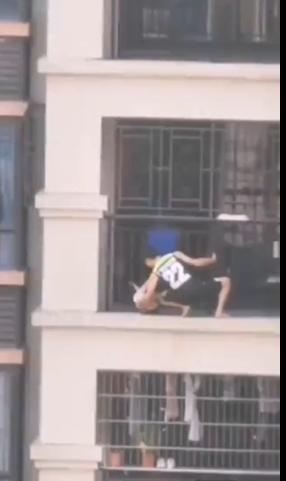 بالفيديو  ..  طفل يتدلى من الطابق السابع بمشهد يحبس الأنفاس .. ورجل ينقذه بصعوبة