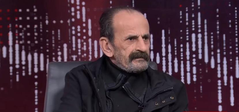 بالفيديو ..  ورقة مخفية داخل حقيبة يد فارغة كانت السبب وراء معاناة أردني في سجون النظام السوري لمدة 17 عامًا