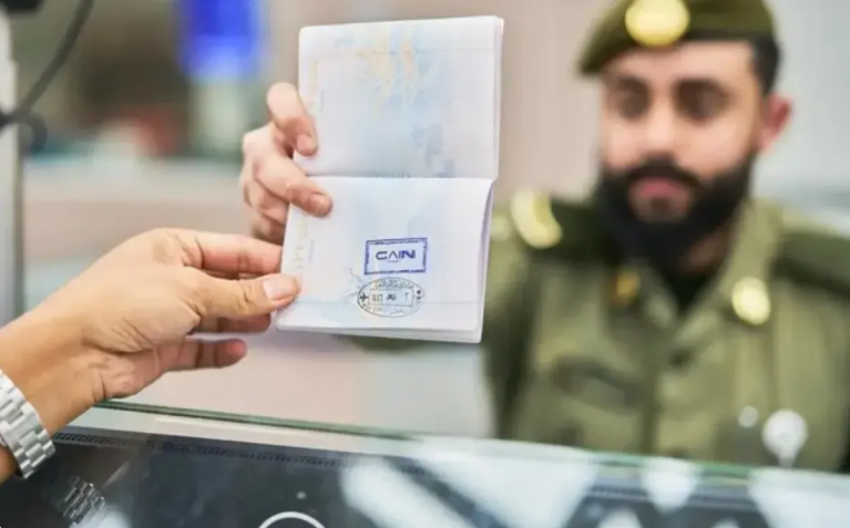 السعودية تمدد تأشيرات منتهية وتتيح المغادرة دون غرامات حتى 18 نيسان